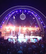 MileyNYE_Performance-EverybodysComingtoMyHouse-002.jpg