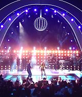 MileyNYE_Performance-EverybodysComingtoMyHouse-005.jpg