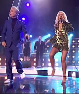 MileyNYE_Performance-EverybodysComingtoMyHouse-011.jpg