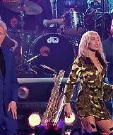 MileyNYE_Performance-EverybodysComingtoMyHouse-015.jpg