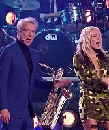 MileyNYE_Performance-EverybodysComingtoMyHouse-017.jpg