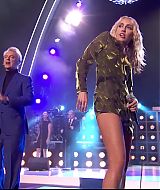 MileyNYE_Performance-EverybodysComingtoMyHouse-025.jpg