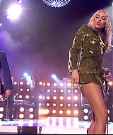 MileyNYE_Performance-EverybodysComingtoMyHouse-026.jpg