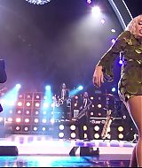 MileyNYE_Performance-EverybodysComingtoMyHouse-027.jpg