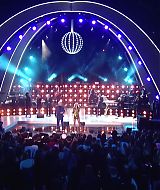 MileyNYE_Performance-EverybodysComingtoMyHouse-033.jpg