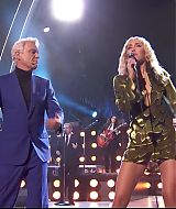 MileyNYE_Performance-EverybodysComingtoMyHouse-038.jpg