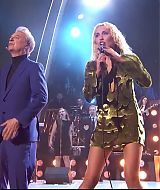 MileyNYE_Performance-EverybodysComingtoMyHouse-039.jpg