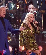 MileyNYE_Performance-EverybodysComingtoMyHouse-040.jpg