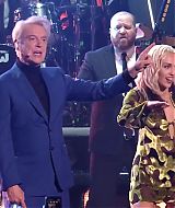 MileyNYE_Performance-EverybodysComingtoMyHouse-042.jpg