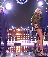 MileyNYE_Performance-EverybodysComingtoMyHouse-056.jpg