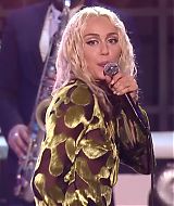 MileyNYE_Performance-EverybodysComingtoMyHouse-057.jpg