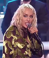 MileyNYE_Performance-EverybodysComingtoMyHouse-058.jpg