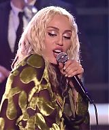 MileyNYE_Performance-EverybodysComingtoMyHouse-059.jpg