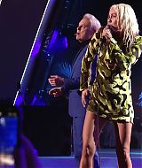 MileyNYE_Performance-EverybodysComingtoMyHouse-060.jpg