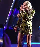 MileyNYE_Performance-EverybodysComingtoMyHouse-062.jpg