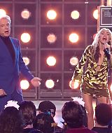 MileyNYE_Performance-EverybodysComingtoMyHouse-074.jpg