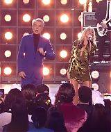 MileyNYE_Performance-EverybodysComingtoMyHouse-076.jpg