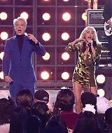 MileyNYE_Performance-EverybodysComingtoMyHouse-077.jpg