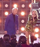 MileyNYE_Performance-EverybodysComingtoMyHouse-078.jpg