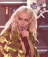 MileyNYE_Performance-EverybodysComingtoMyHouse-081.jpg