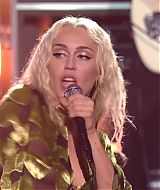 MileyNYE_Performance-EverybodysComingtoMyHouse-082.jpg