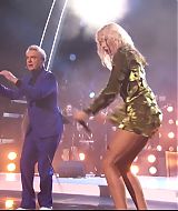 MileyNYE_Performance-EverybodysComingtoMyHouse-111.jpg