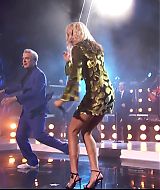 MileyNYE_Performance-EverybodysComingtoMyHouse-112.jpg