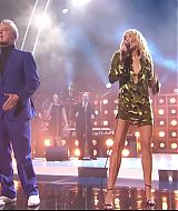 MileyNYE_Performance-EverybodysComingtoMyHouse-118.jpg