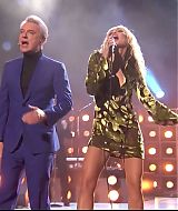 MileyNYE_Performance-EverybodysComingtoMyHouse-121.jpg