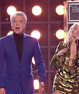 MileyNYE_Performance-EverybodysComingtoMyHouse-130.jpg