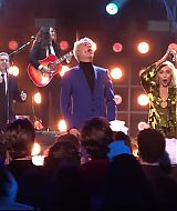 MileyNYE_Performance-EverybodysComingtoMyHouse-133.jpg