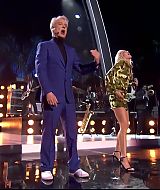 MileyNYE_Performance-EverybodysComingtoMyHouse-141.jpg