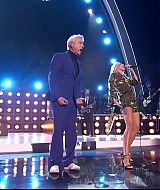 MileyNYE_Performance-EverybodysComingtoMyHouse-145.jpg