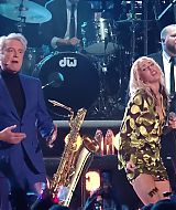 MileyNYE_Performance-EverybodysComingtoMyHouse-149.jpg