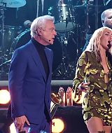 MileyNYE_Performance-EverybodysComingtoMyHouse-151.jpg