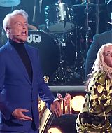 MileyNYE_Performance-EverybodysComingtoMyHouse-152.jpg