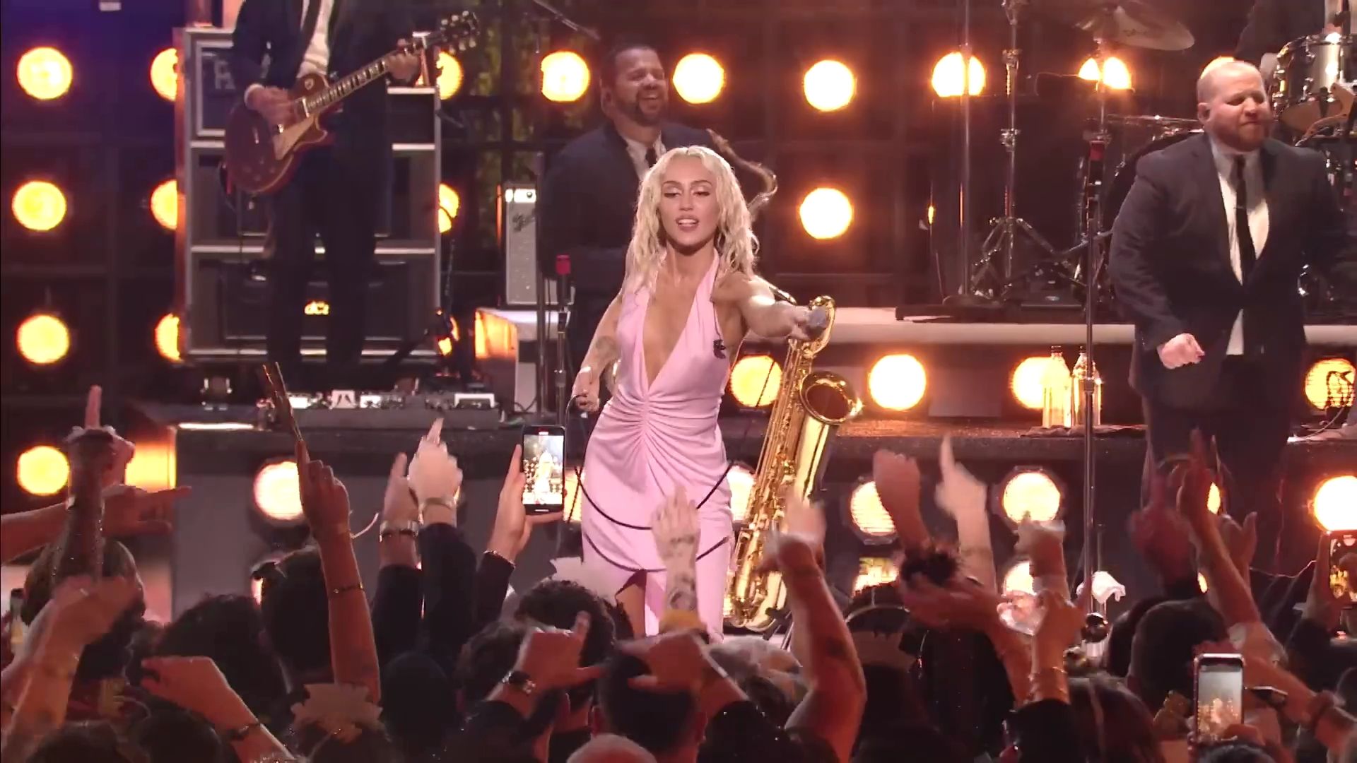 MileyNYE_Performance-PartyintheUSA-011.jpg