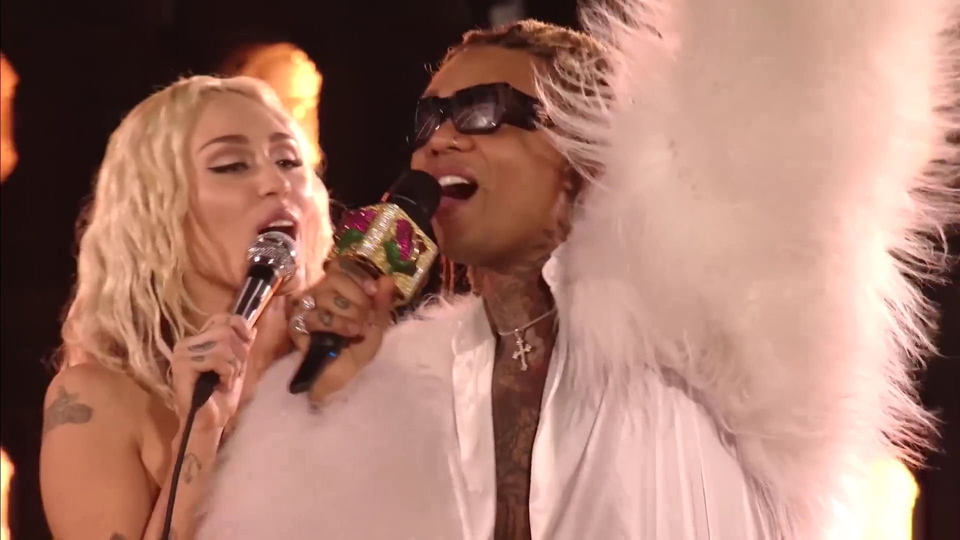 MileyNYE_Performance-PartyintheStreets-100.jpg