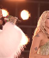 MileyNYE_Performance-PartyintheStreets-071.jpg