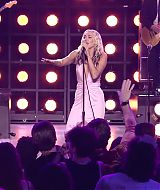 MileyNYE_Performance-StarsAreBlind-010.jpg