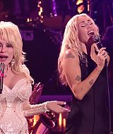 MileyNYE_Performance-WreckingBall_IWillAlwaysLoveYou-173.jpg