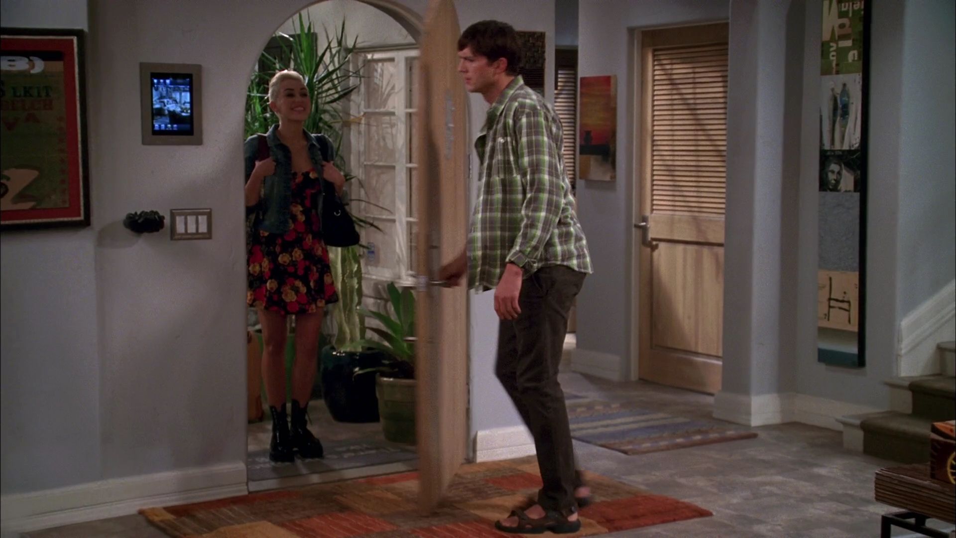 TwoAndHalfMen-S10E04-001.jpg