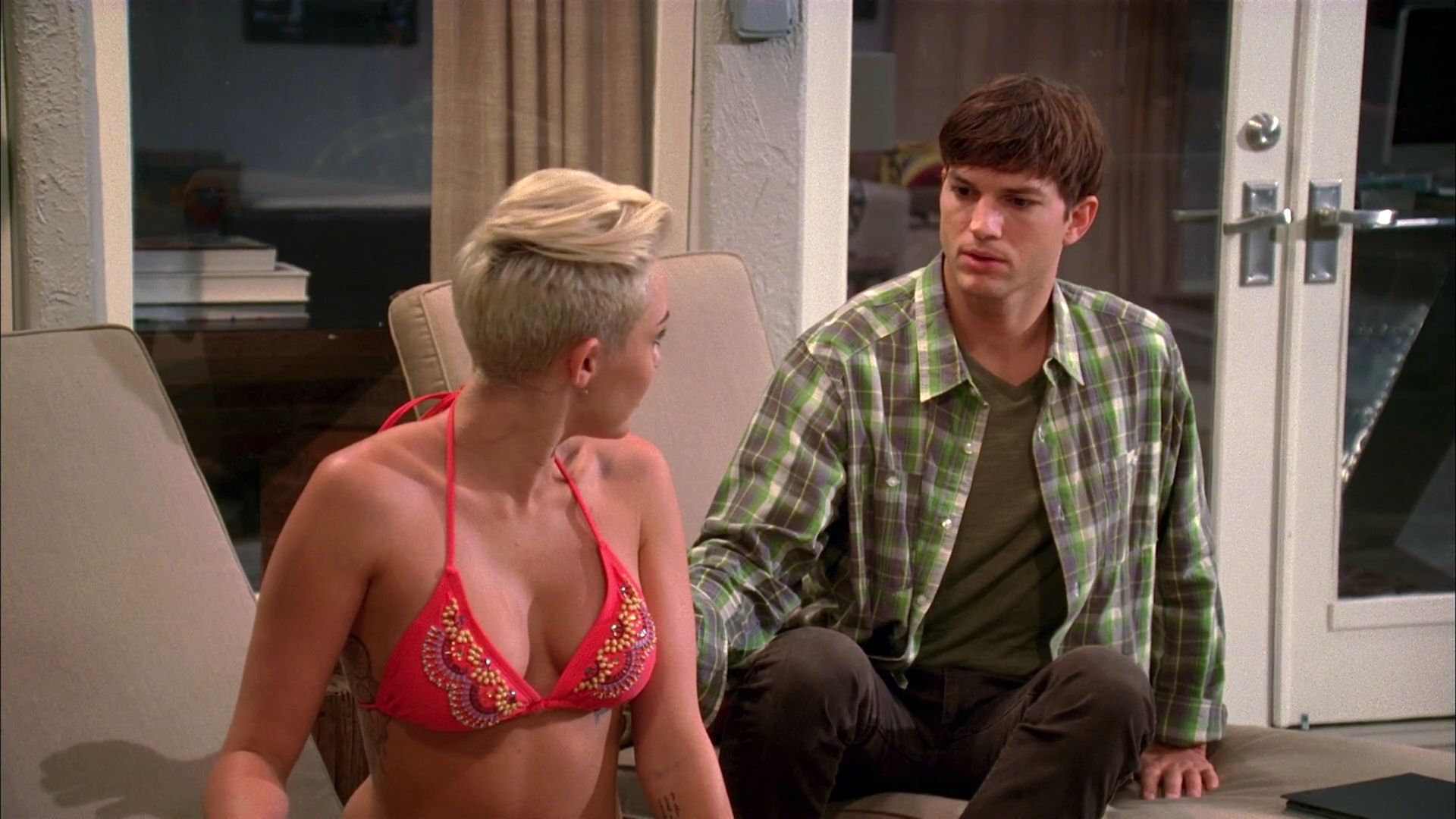 TwoAndHalfMen-S10E04-126.jpg