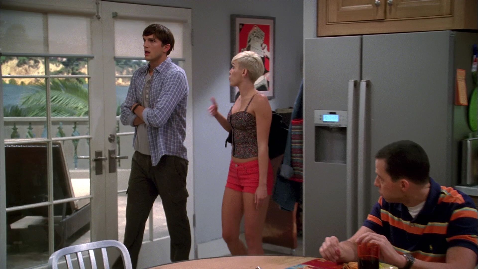 TwoAndHalfMen-S10E04-133.jpg