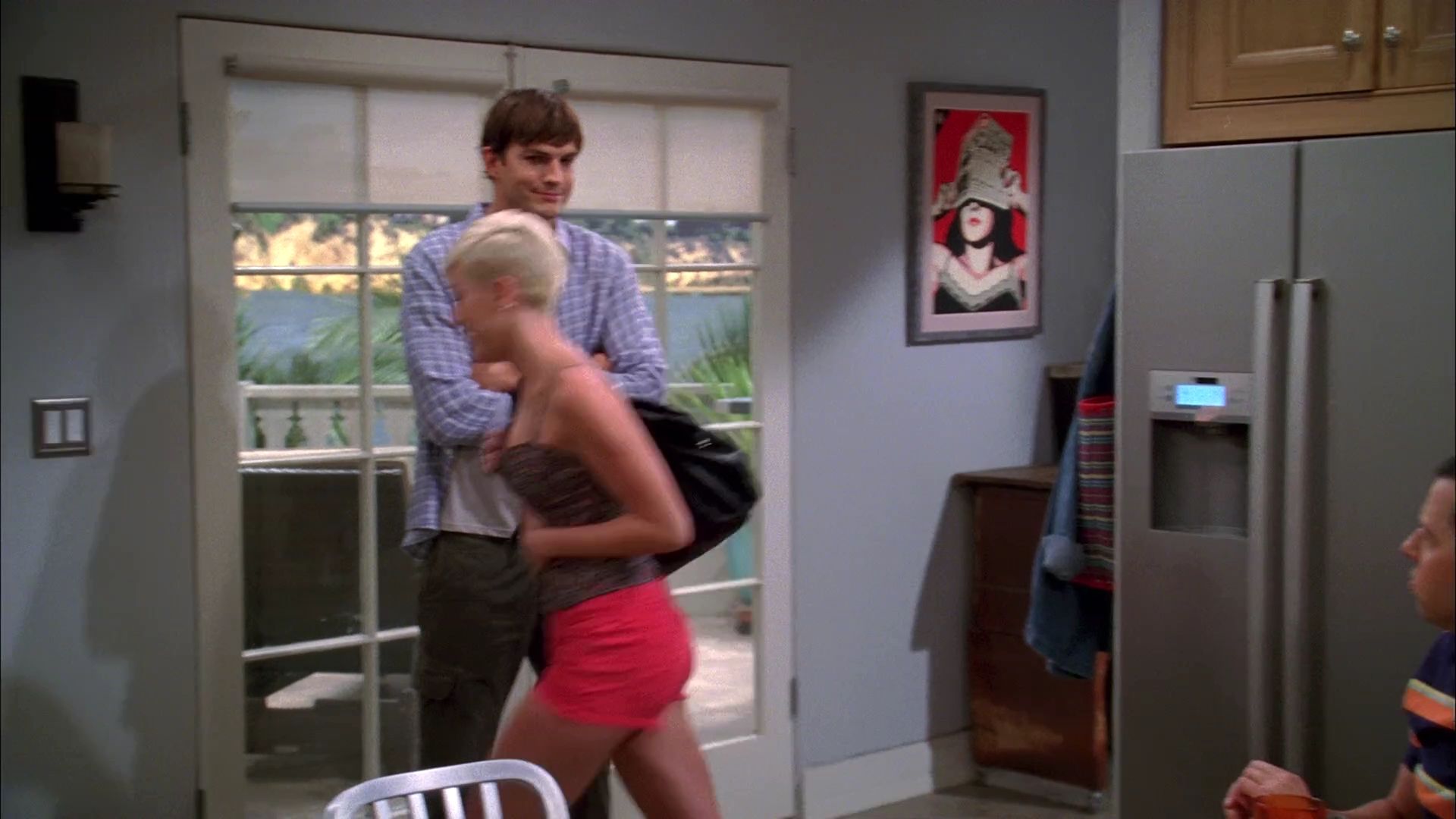 TwoAndHalfMen-S10E04-160.jpg