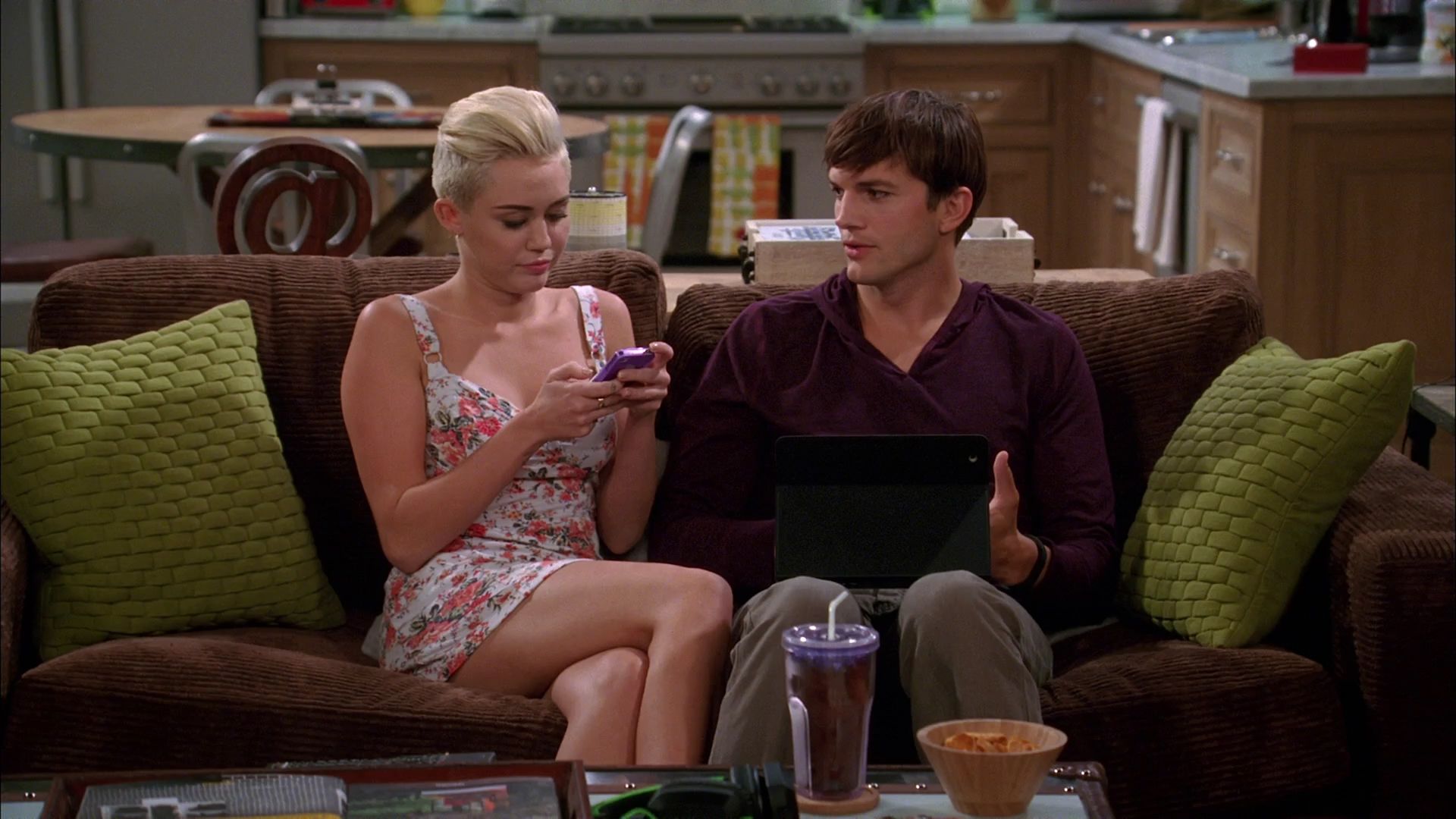 TwoAndHalfMen-S10E04-372.jpg