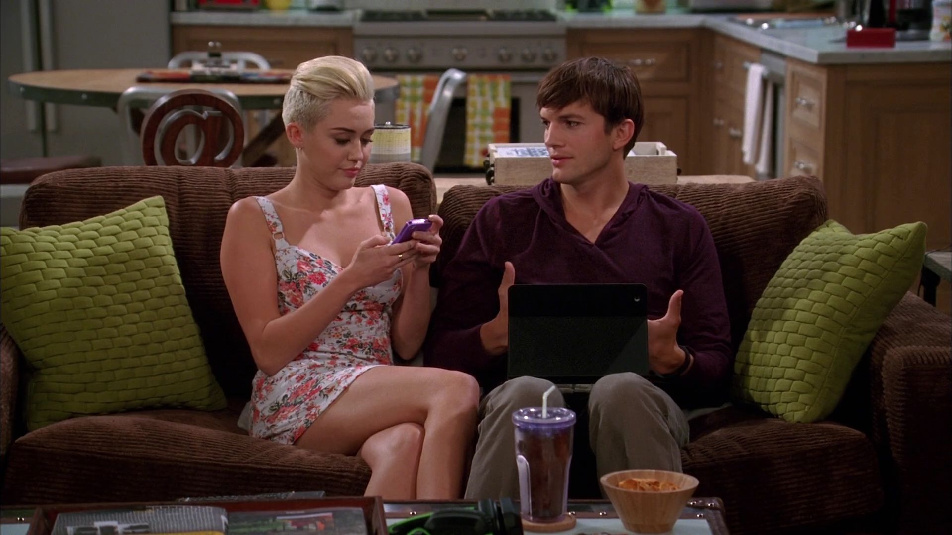 TwoAndHalfMen-S10E04-373.jpg