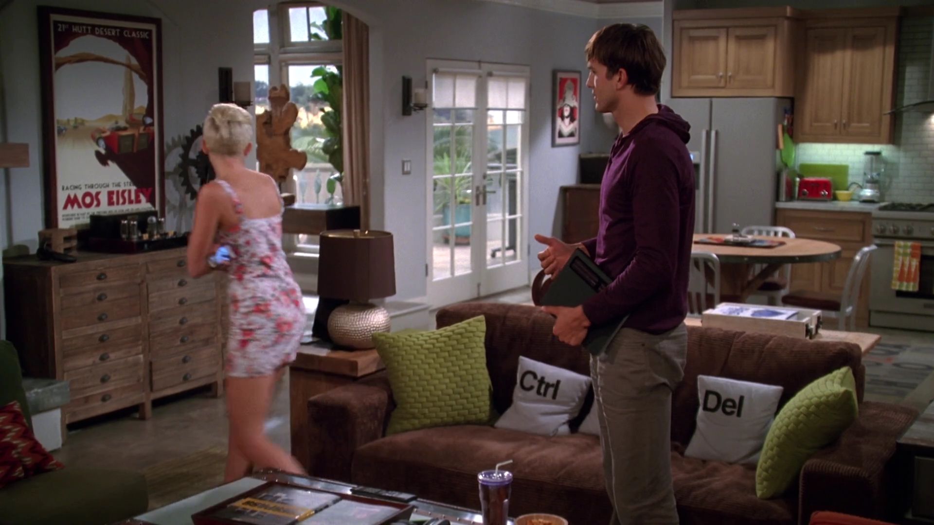 TwoAndHalfMen-S10E04-384.jpg