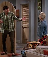 TwoAndHalfMen-S10E04-026.jpg