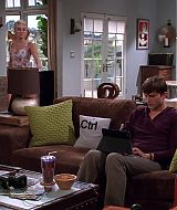 TwoAndHalfMen-S10E04-364.jpg